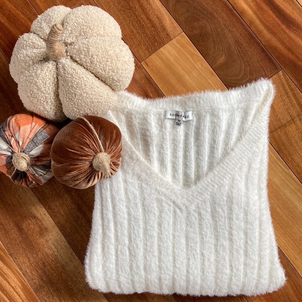 Women’s XS white V-neck long sleeve fuzzy sweater
